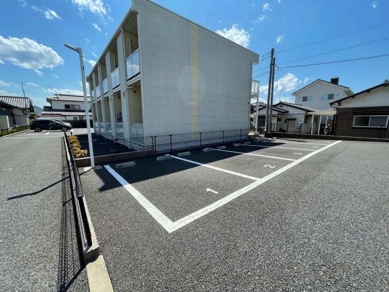 レオネクストフルーリーフ 駐車場