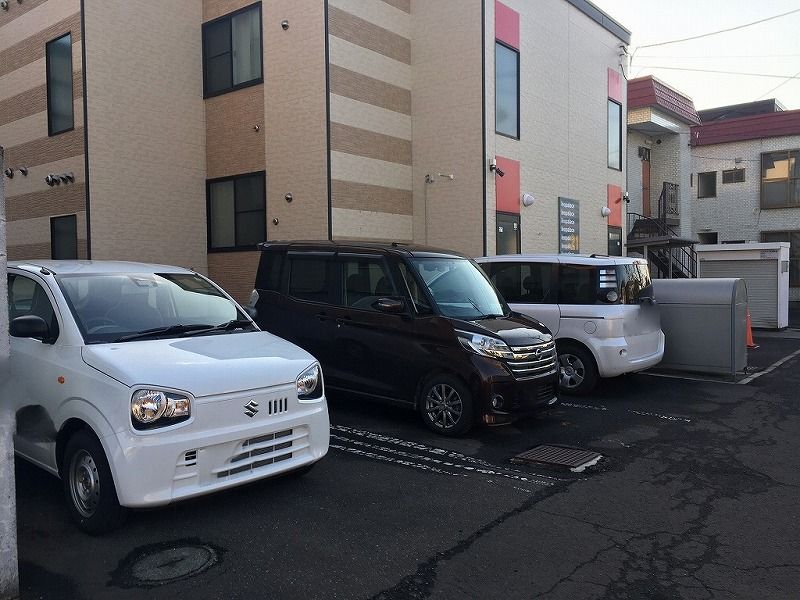 レオパレスグローリ 駐車場