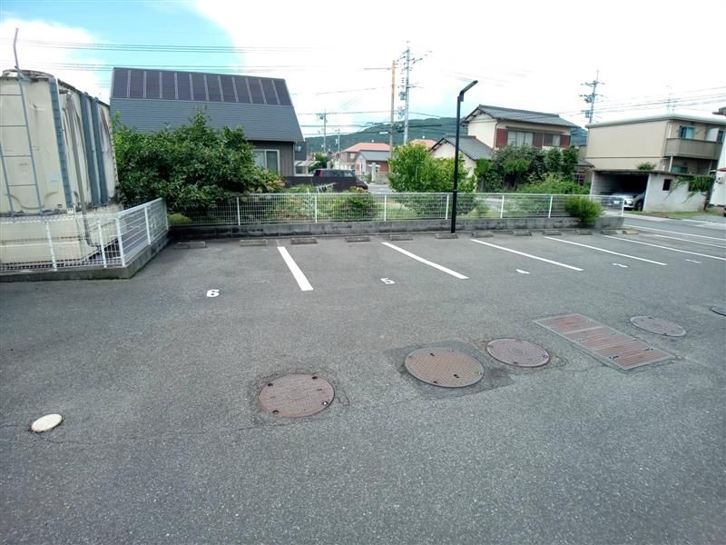レオパレスグランシャリオ 駐車場