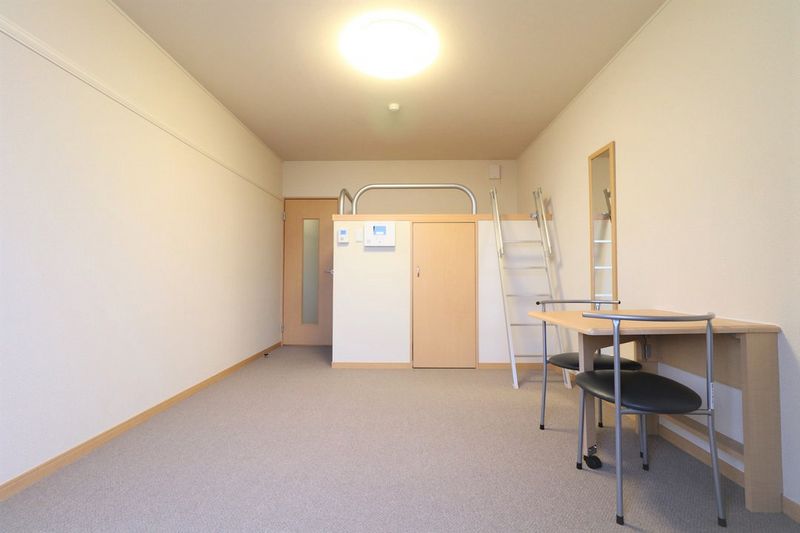 レオパレスエヌリバー 居間