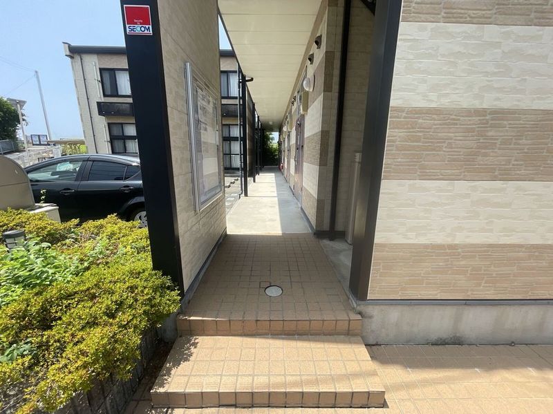 レオパレスＢ　フリーゼ エントランス
