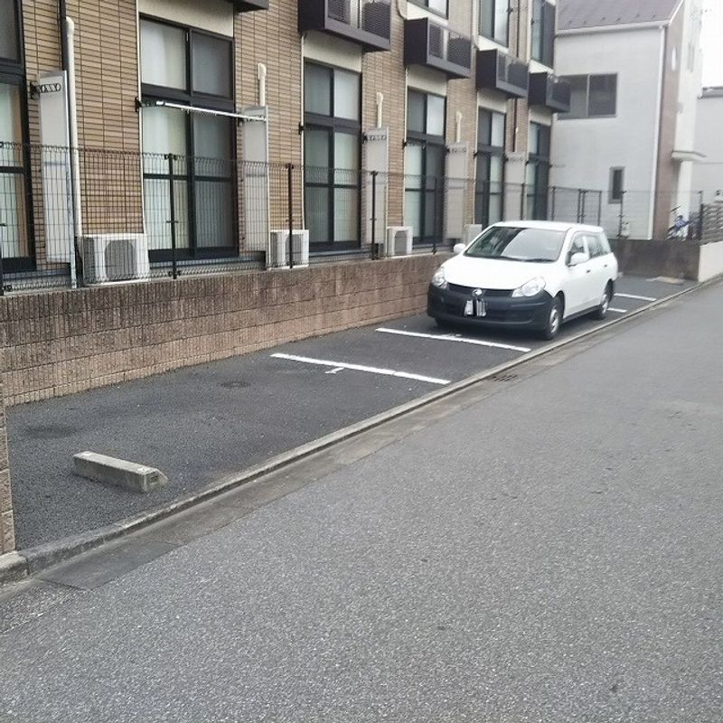 レオパレスウィステリア 駐車場