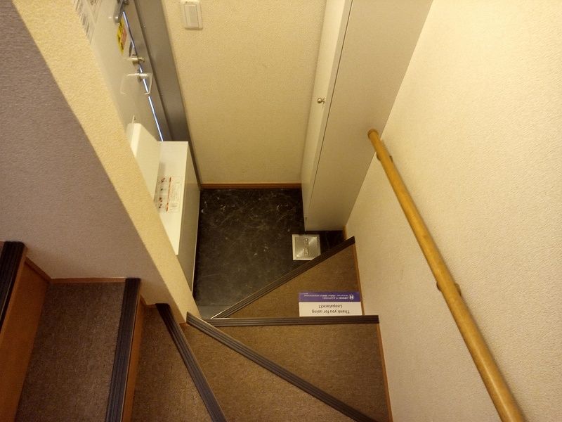 レオパレス春 玄関