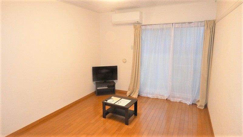 レオパレス泉の森 居間