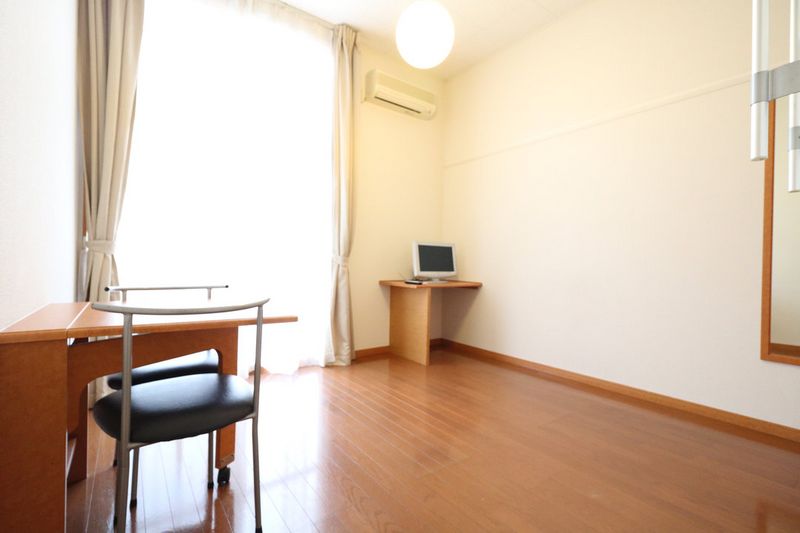 レオパレス八日市 居間