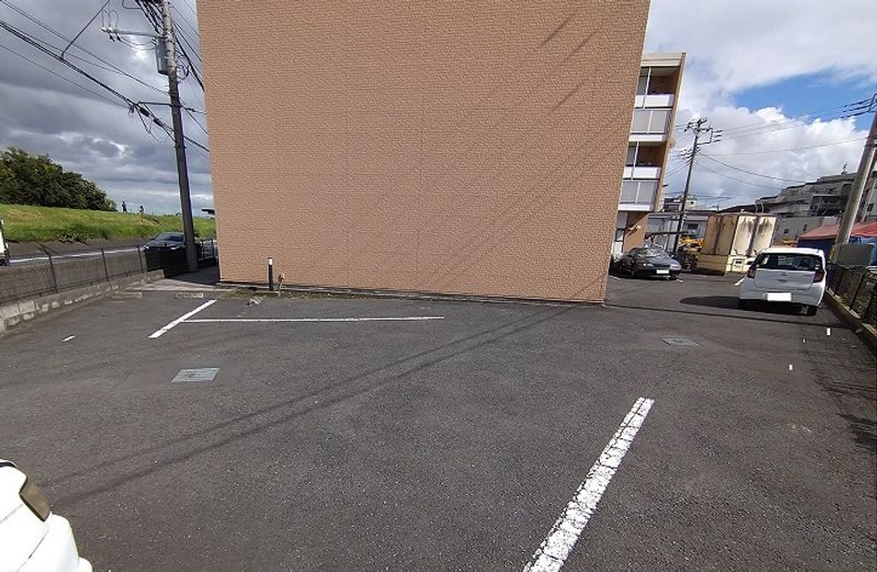 レオパレスデルタ 駐車場