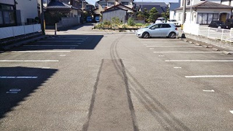 レオパレスアヴェニール 駐車場