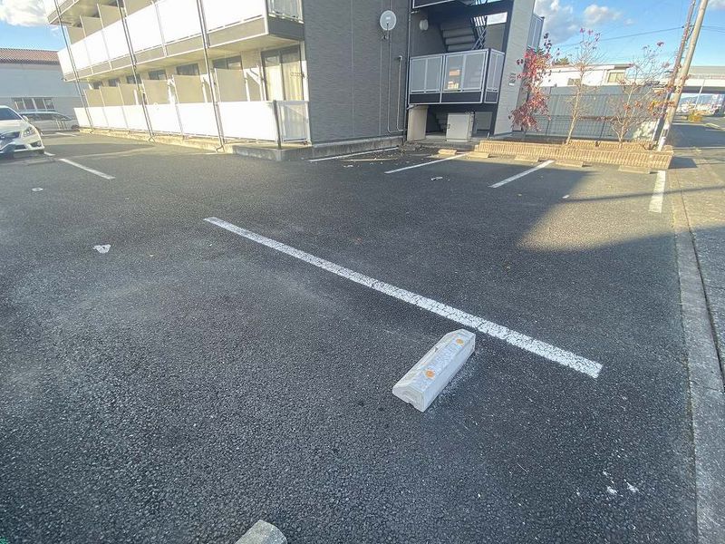 レオパレス流通元町 駐車場