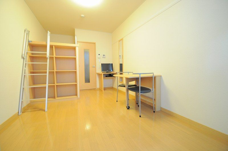 レオパレス知多 居間
