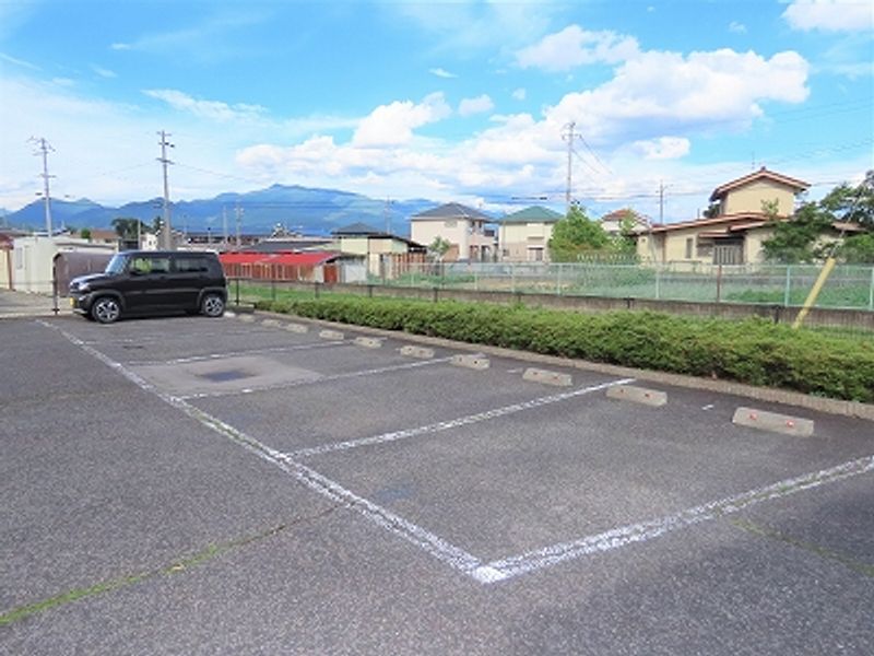 レオパレス諏訪形 駐車場