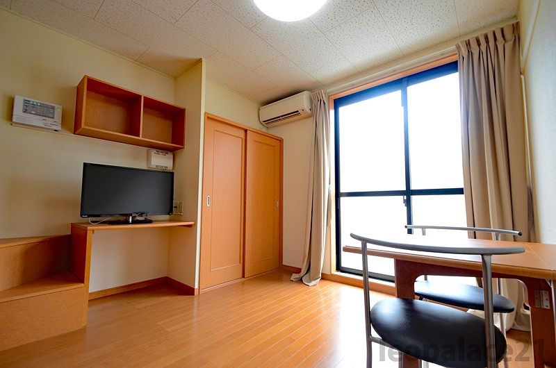 レオパレス優音 居間