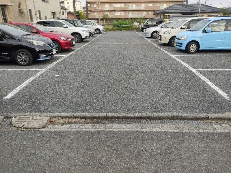 レオパレスエクセラン 駐車場