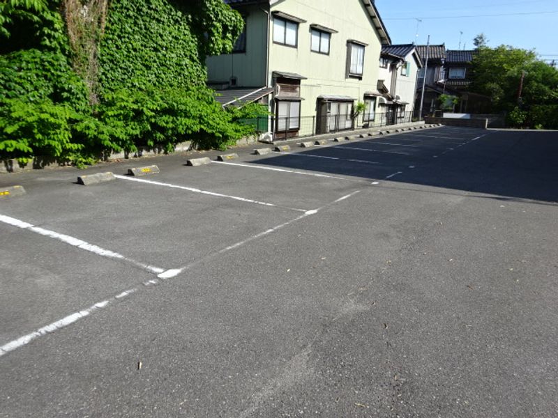 レオパレスミザール 駐車場