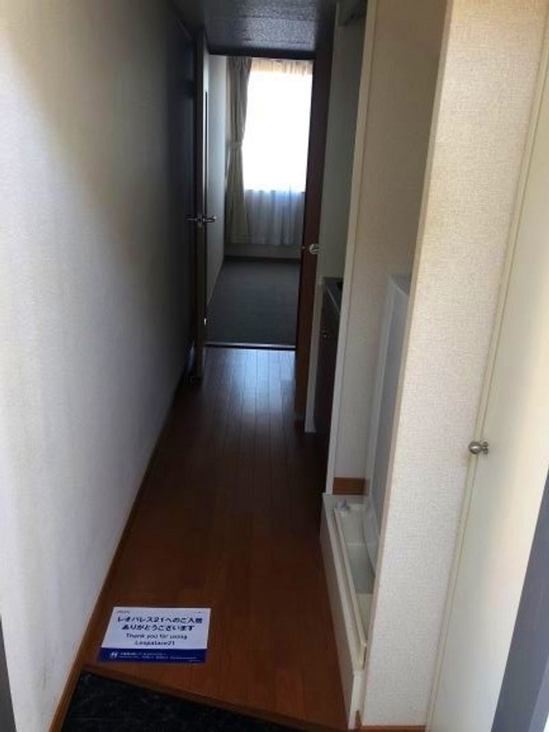 レオパレスサンフラウア 玄関
