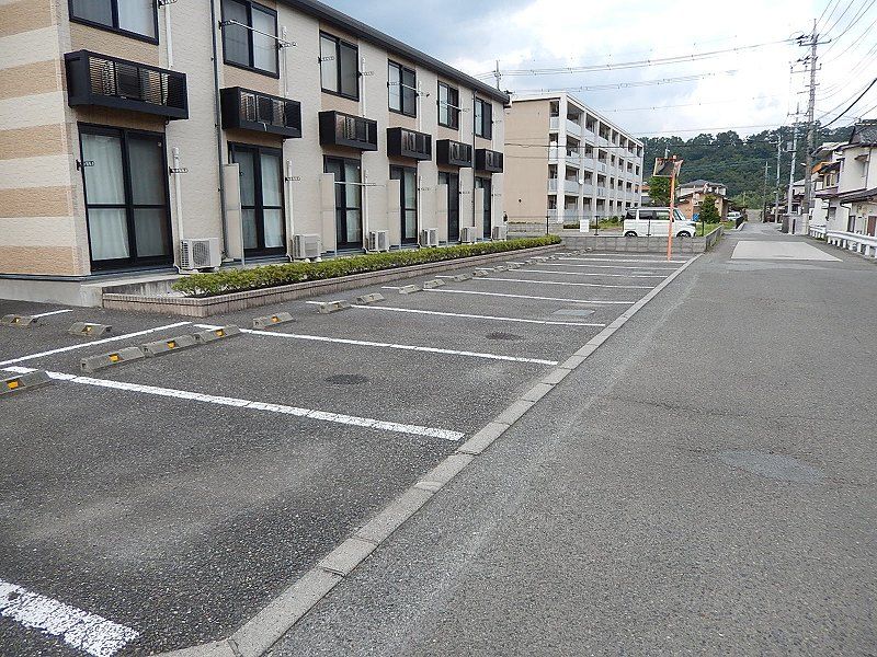 レオパレス秋桜 駐車場