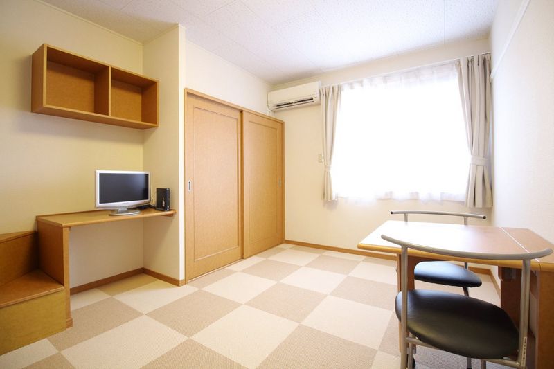 レオパレスドミール　今川 居間