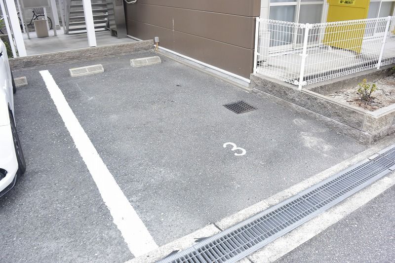 レオパレスキッショー２ 駐車場