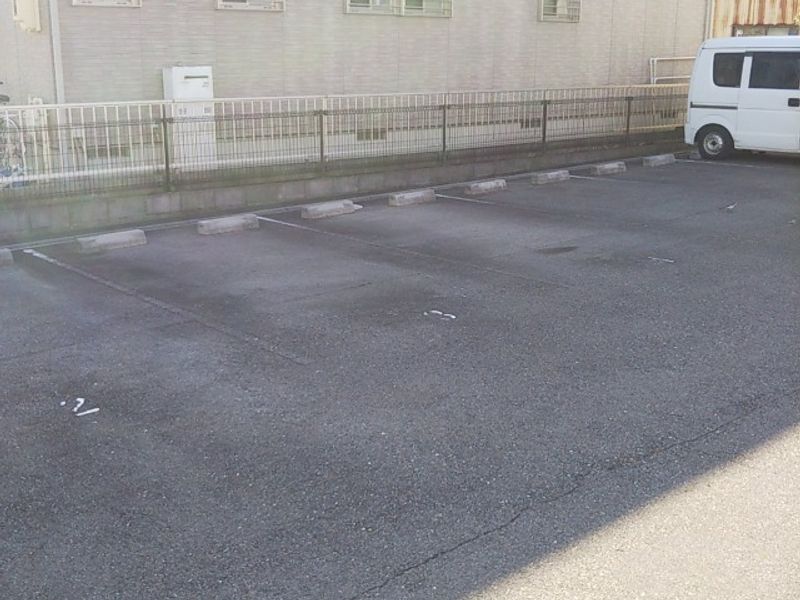 レオパレスヒルスヴィレッジ 駐車場
