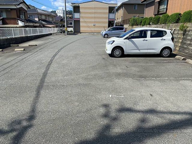 レオパレスグレイス 駐車場