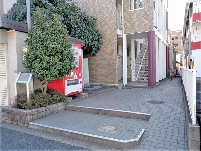 レオパレスサンファーム エントランス