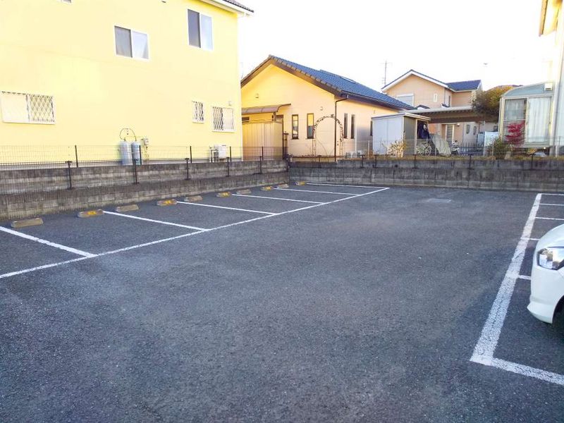 レオパレスサンクワイエット松山 駐車場