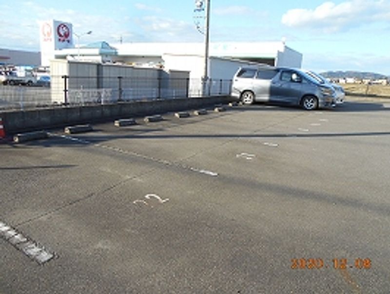 レオパレスクローバー 駐車場