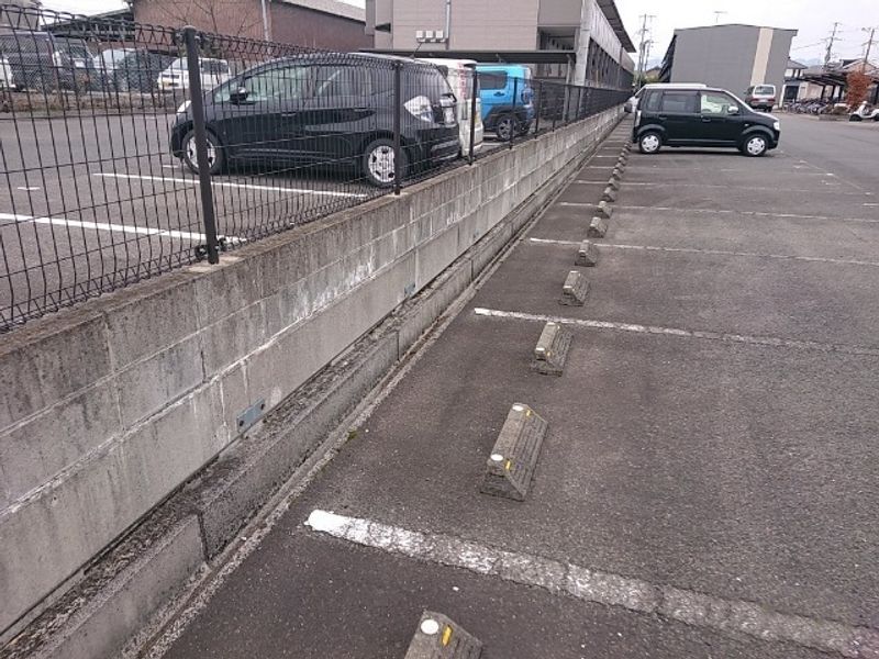 レオパレスボヌール 駐車場