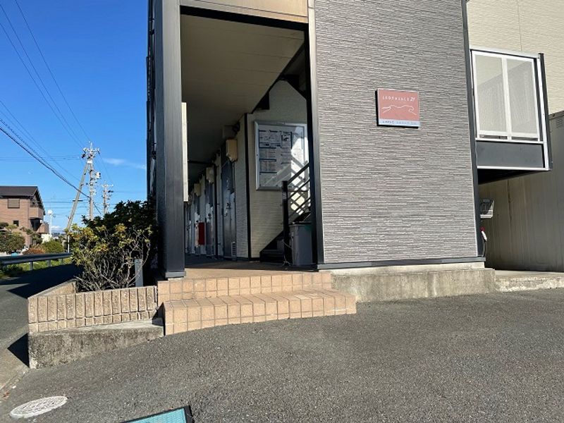 レオパレストルネード豊岡 エントランス