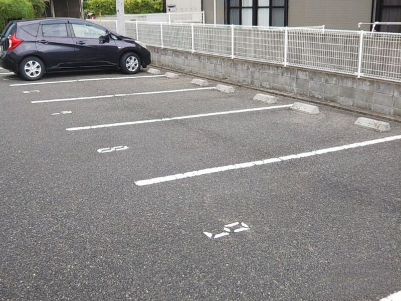 レオネクストハッピー 駐車場