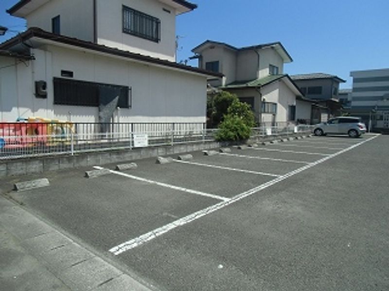 レオパレス西部 駐車場