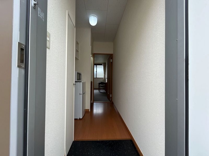 レオパレスハウゼブリューヘン 玄関