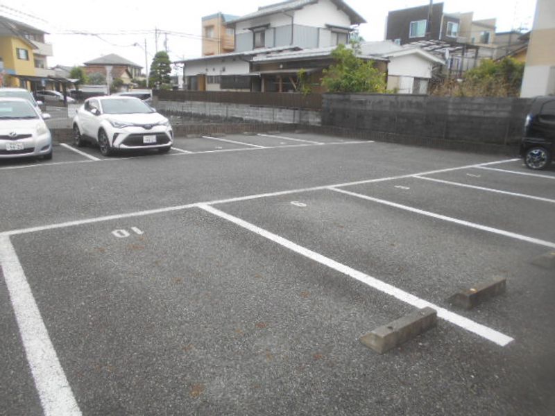 レオパレスリジエール 駐車場
