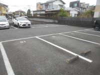 レオパレスリジエール 駐車場