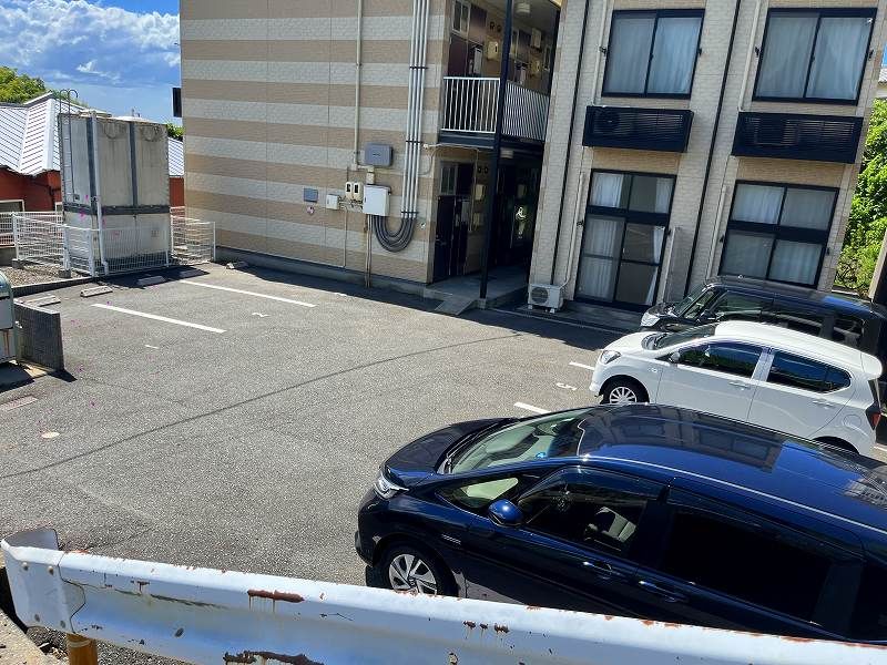 レオパレスカサブランカ石神 駐車場