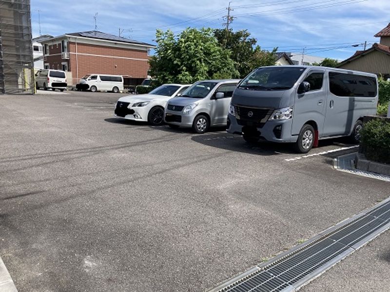 レオパレスＫＡＺＵＭＩ 駐車場