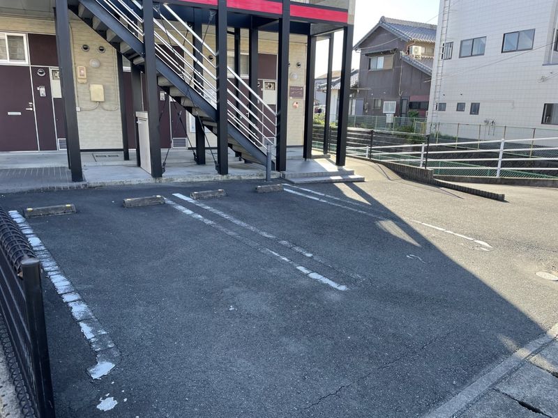 レオパレスキャトルズ 駐車場