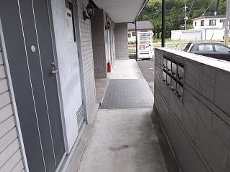 レオパレス飾西 玄関