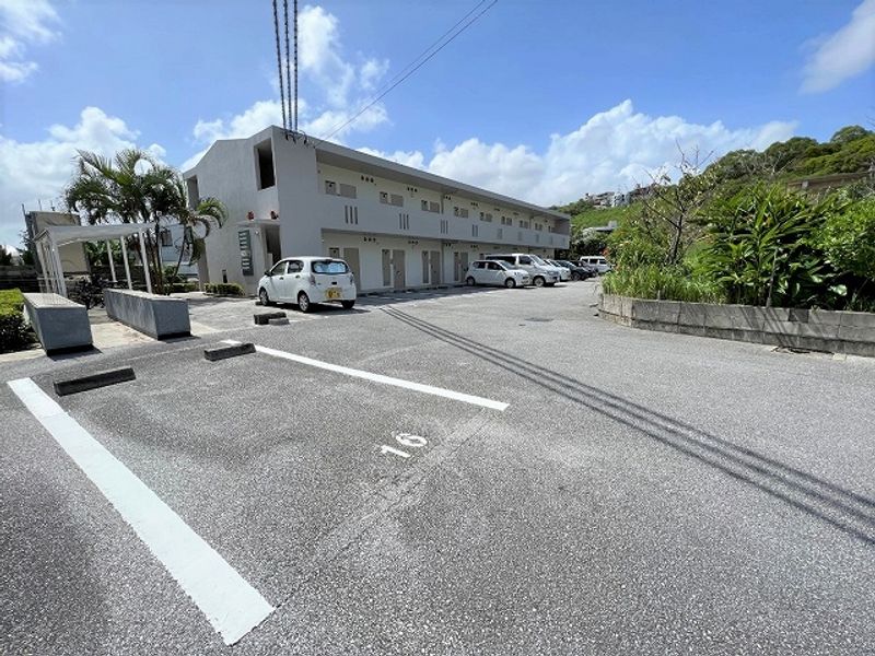 レオパレスりん 駐車場