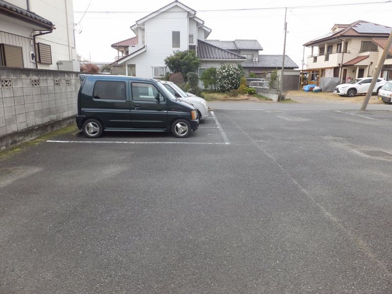 レオパレスマヒト‘９７ 駐車場