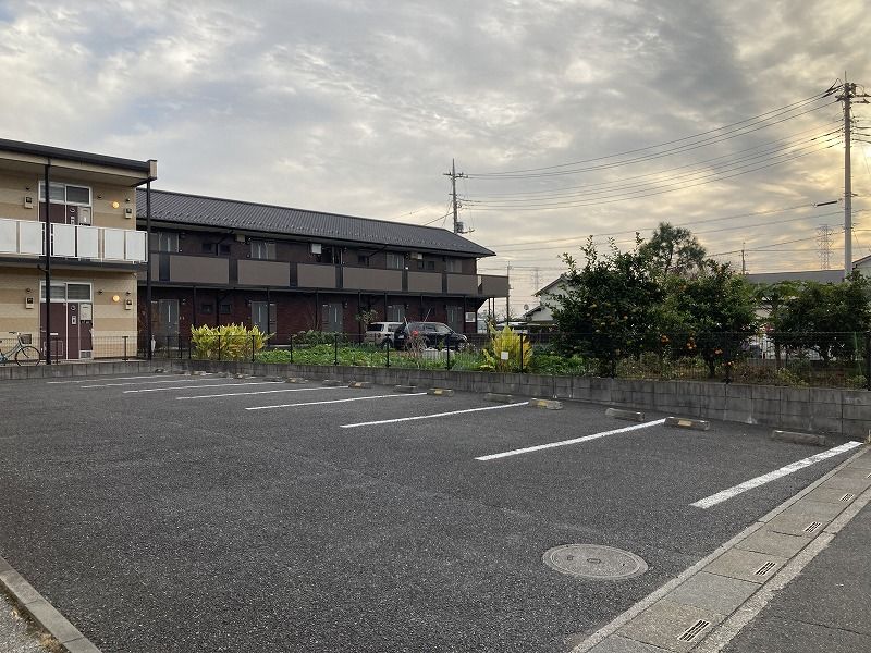 レオパレスＣｈａｒｍｅ 駐車場
