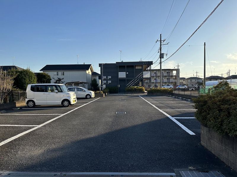 レオパレスアゼリア 駐車場