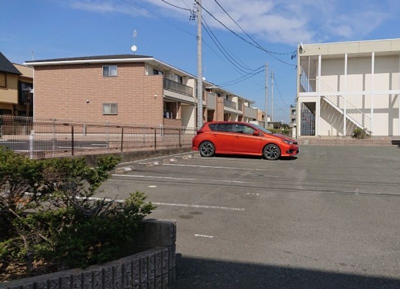 レオパレスレユール樹 駐車場