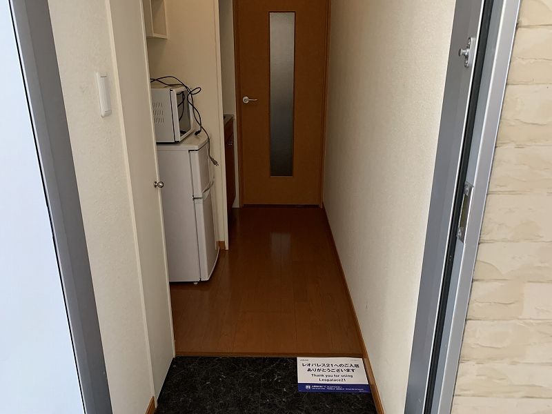 レオパレス若草 玄関