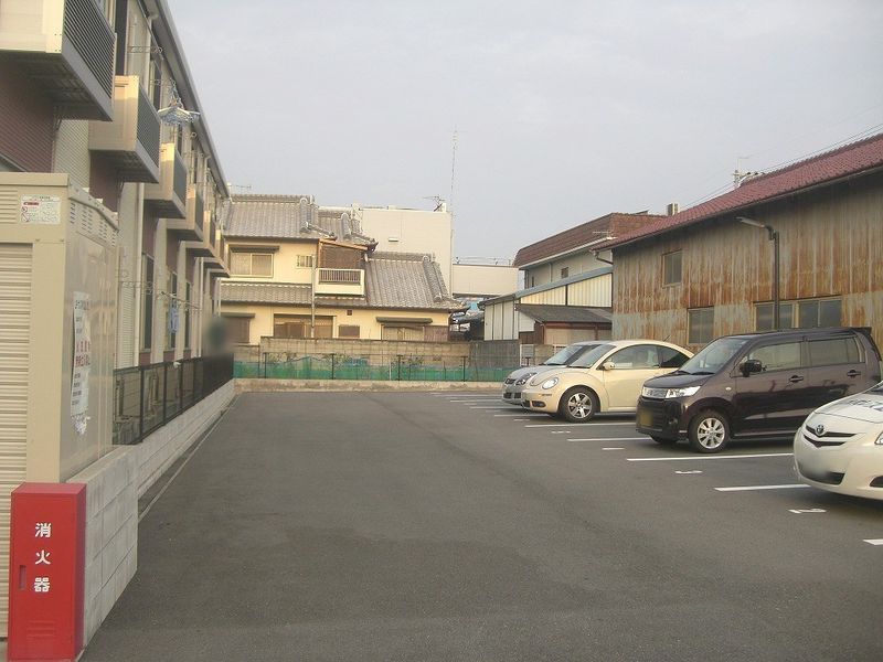 レオネクストロッソ　ナカハマ 駐車場