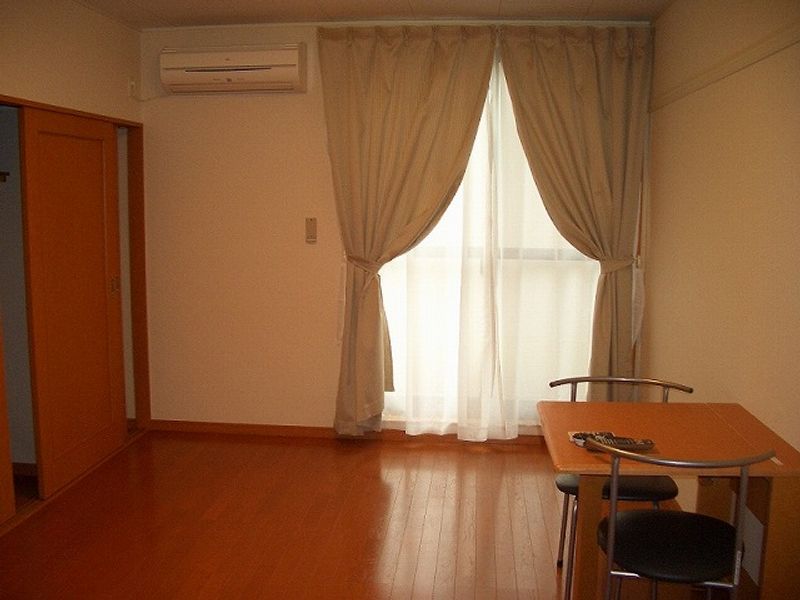 レオパレスソレーユ 居間