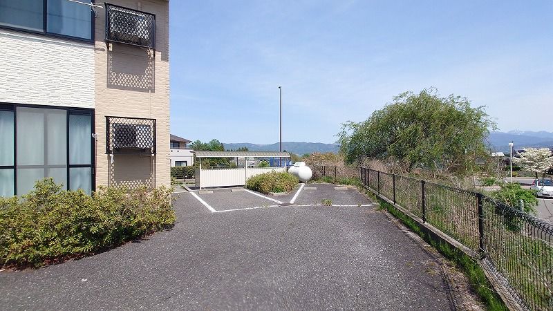 レオパレスひまわり 駐車場