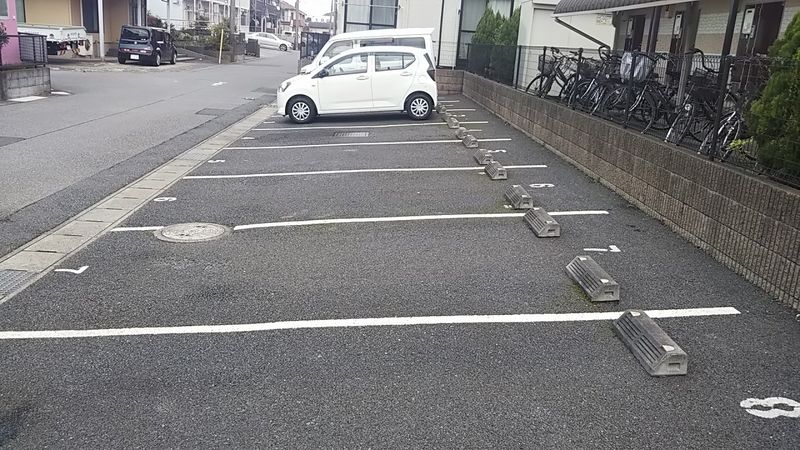 レオパレスグランアルブル 駐車場