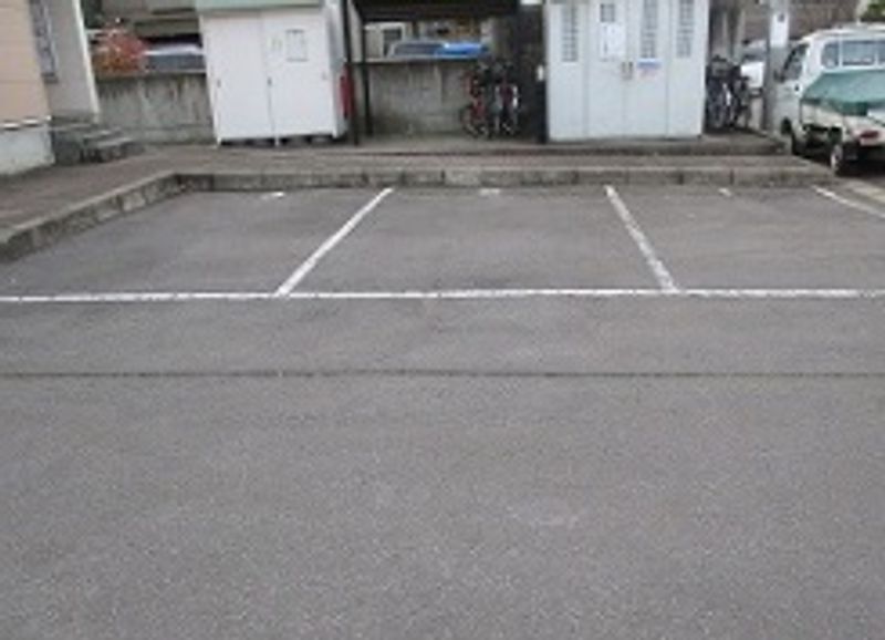 レオパレス３３３ 駐車場