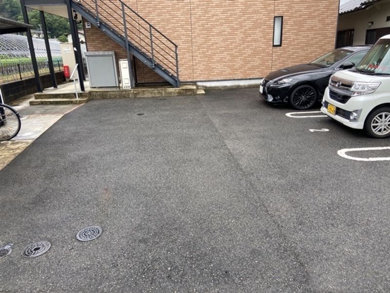 レオネクストアーク 駐車場
