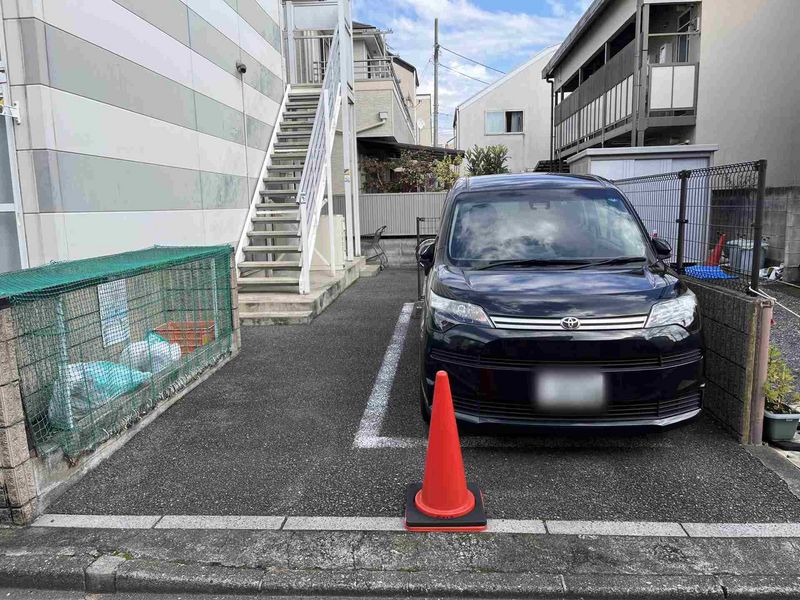 レオパレス三鷹深大寺 駐車場